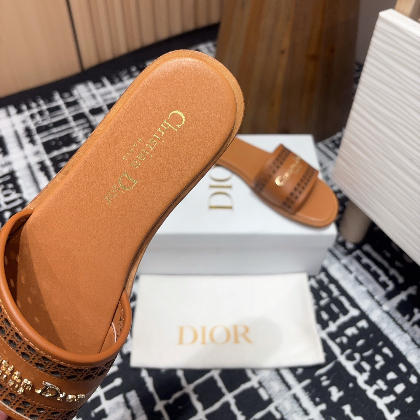 高仿Dior*D-Lane系列KCO157圓頭套腳一字拖鞋棕色免檢版