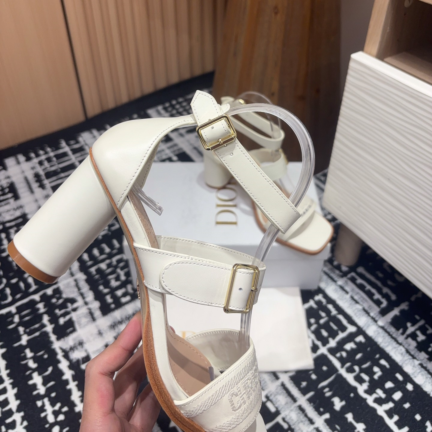 高仿Dior*Dway3系列KDO182高跟刺繡涼鞋白色免檢版