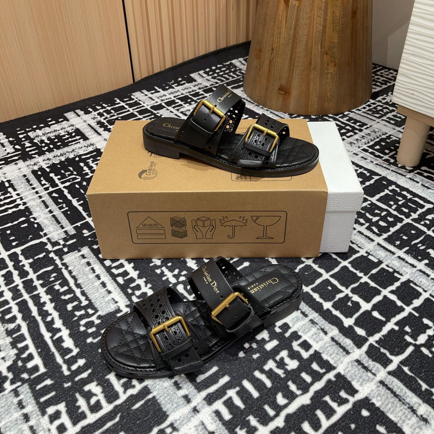 高仿Dior*D-Avenue系列KCO195圓頭塔扣一字拖鞋黑色免檢版