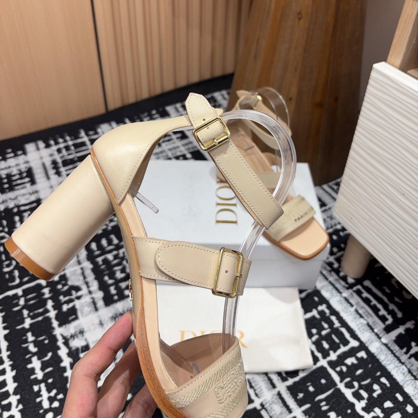 高仿Dior*Dway3系列KDO183高跟刺繡涼鞋膚色免檢版