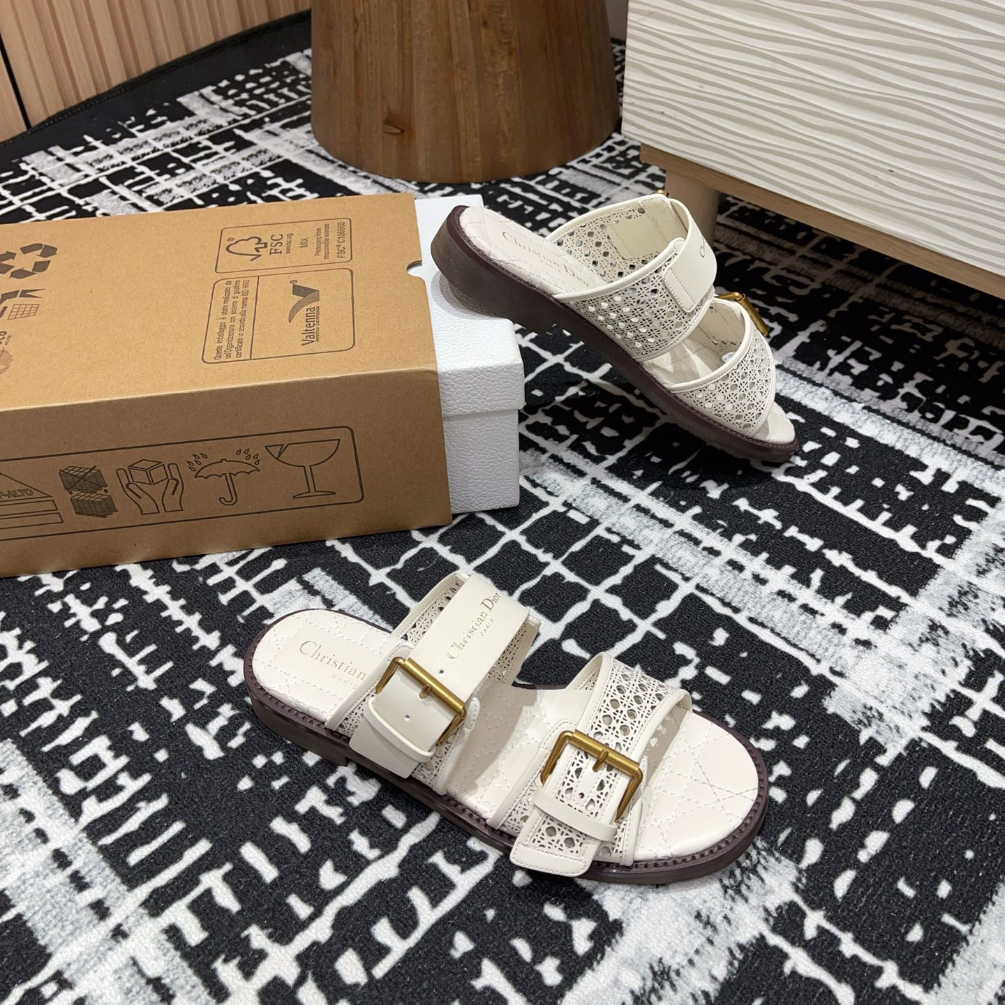 高仿Dior*D-Avenue系列KCO196圓頭塔扣一字拖鞋白色免檢版