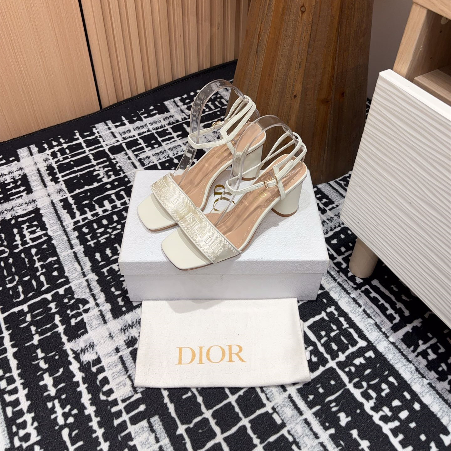 高仿Dior*Dway系列KCQ853一字高跟刺繡涼鞋金色免檢版