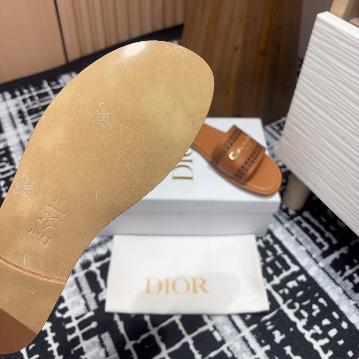 高仿Dior*D-Lane系列KCO157圓頭套腳一字拖鞋棕色免檢版