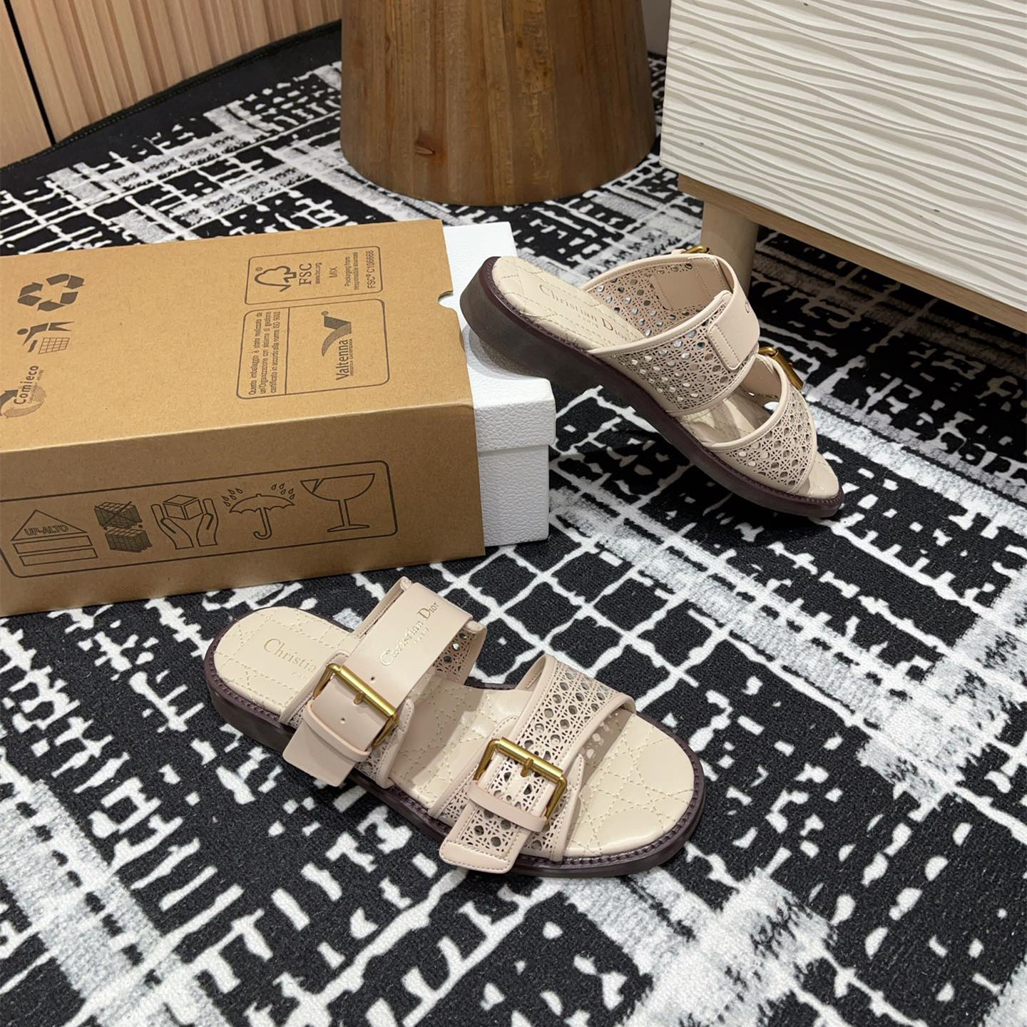 高仿Dior*D-Avenue系列KCO198圓頭塔扣一字拖鞋米色免檢版