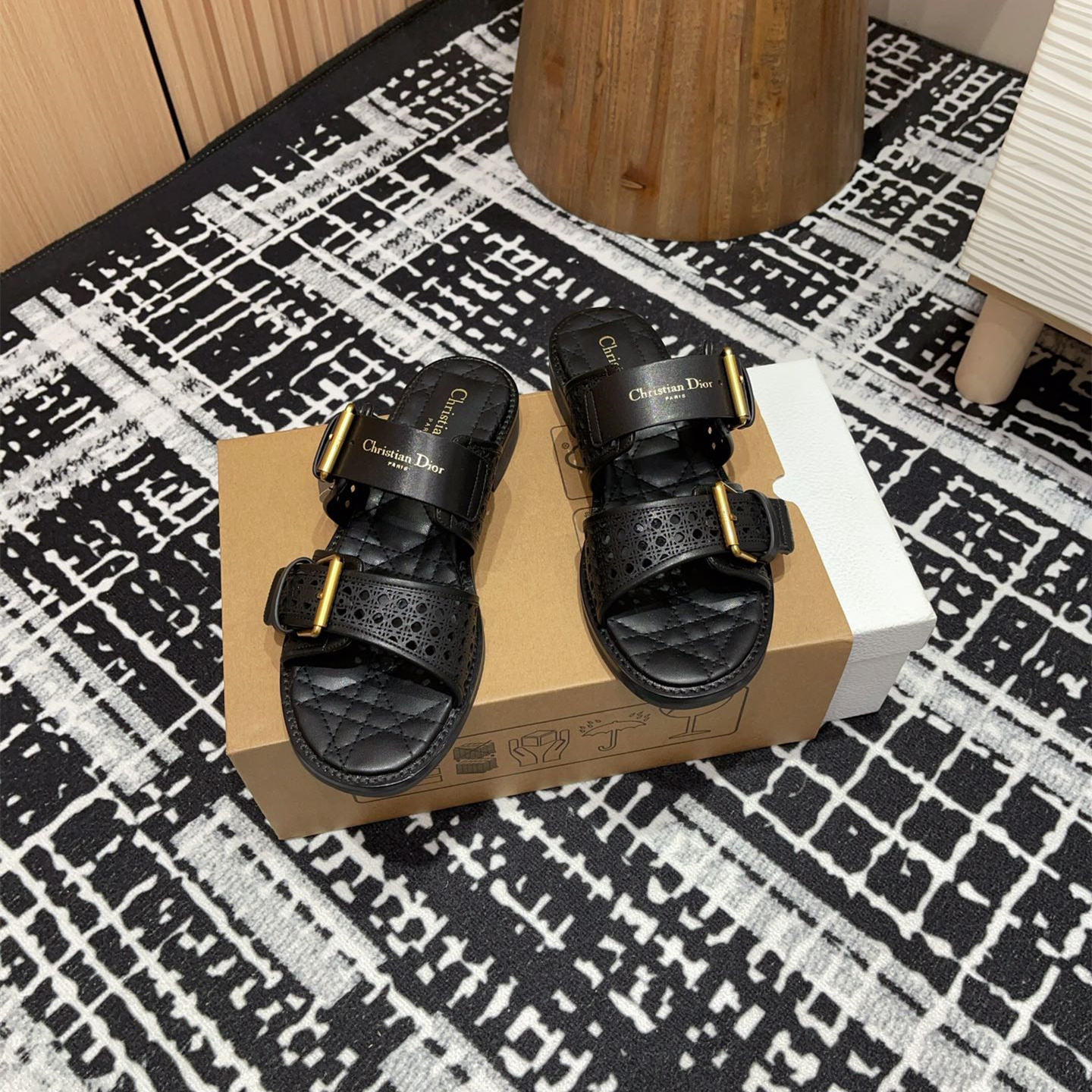 高仿Dior*D-Avenue系列KCO195圓頭塔扣一字拖鞋黑色免檢版