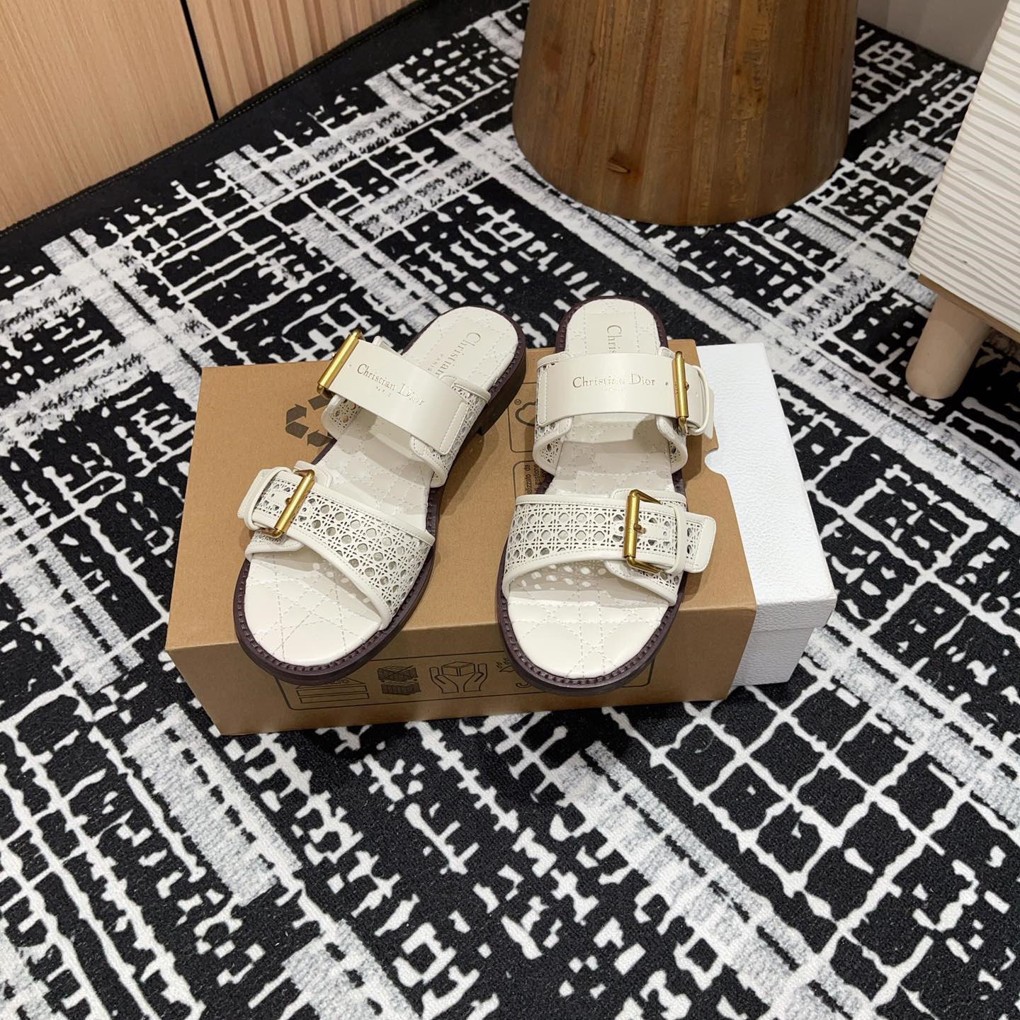 高仿Dior*D-Avenue系列KCO196圓頭塔扣一字拖鞋白色免檢版
