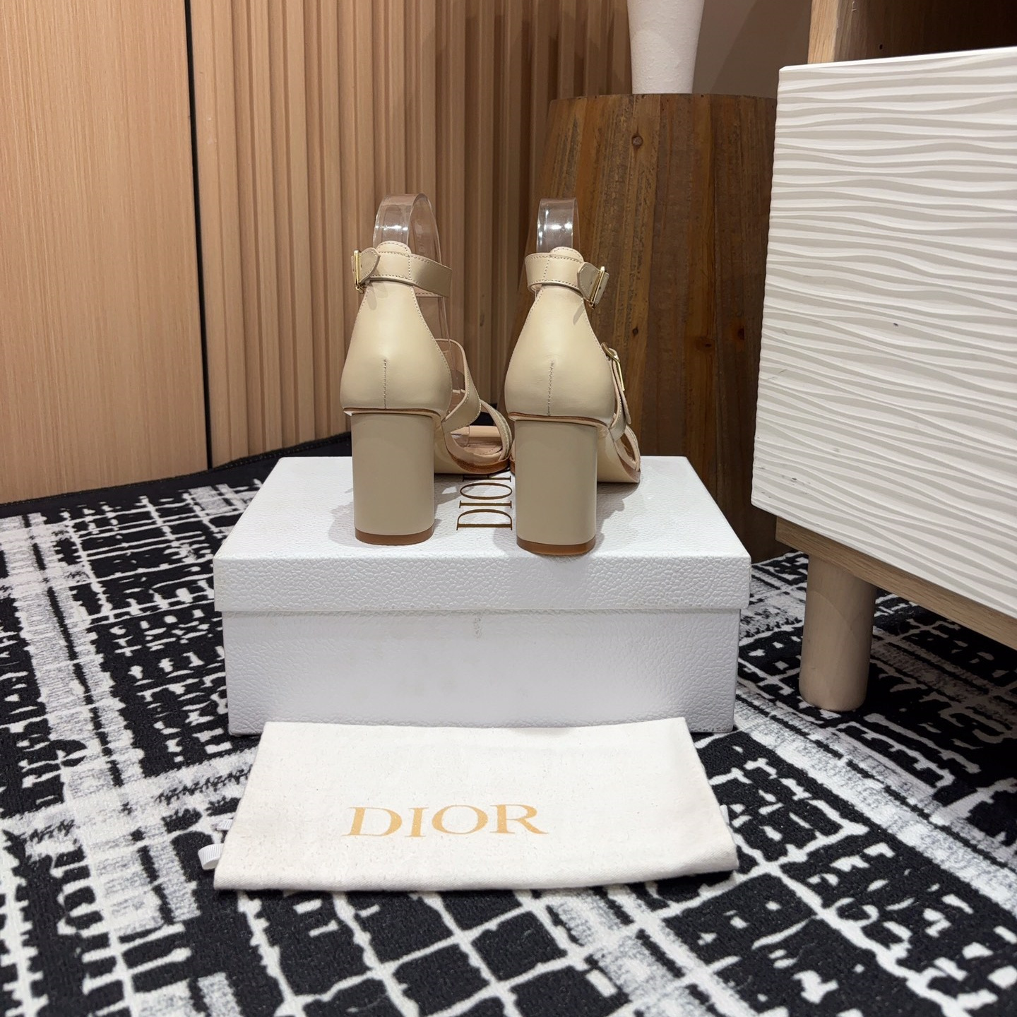 高仿Dior*Dway3系列KDO183高跟刺繡涼鞋膚色免檢版