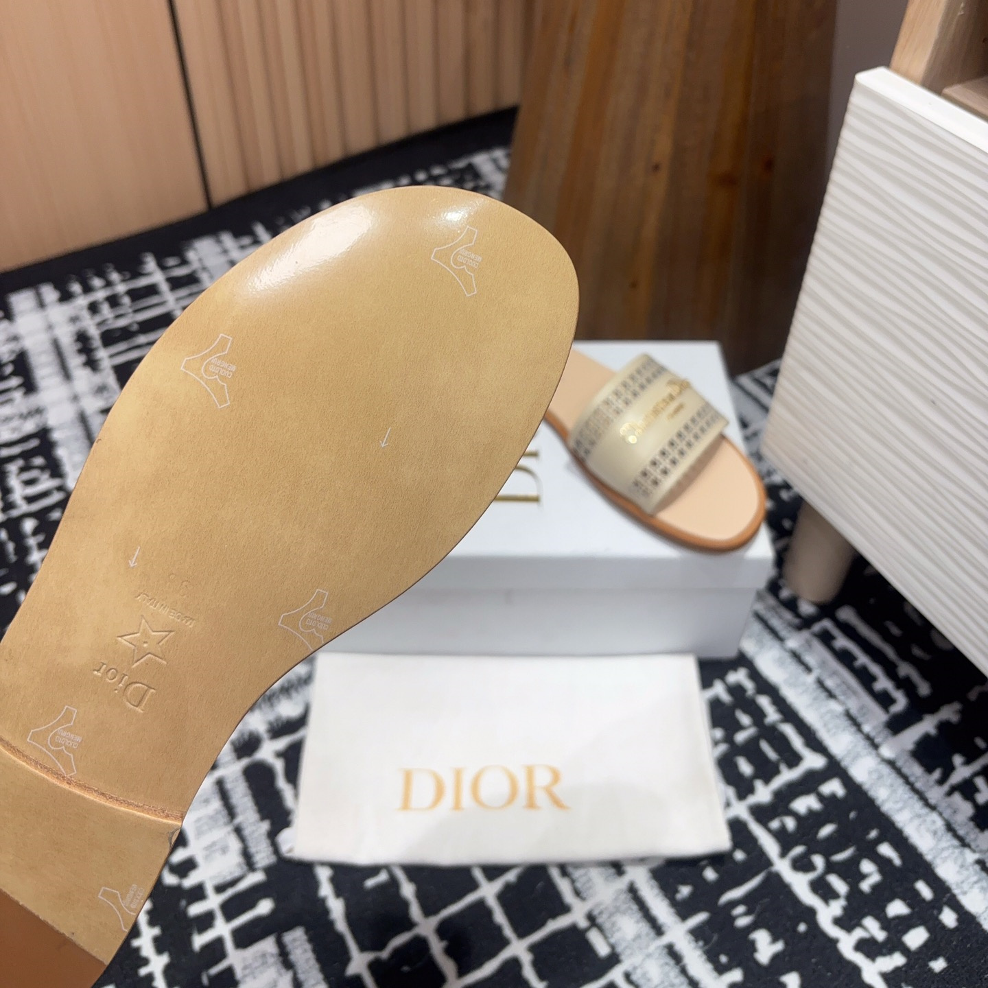高仿Dior*D-Lane系列KCO156圓頭套腳一字拖鞋米色免檢版