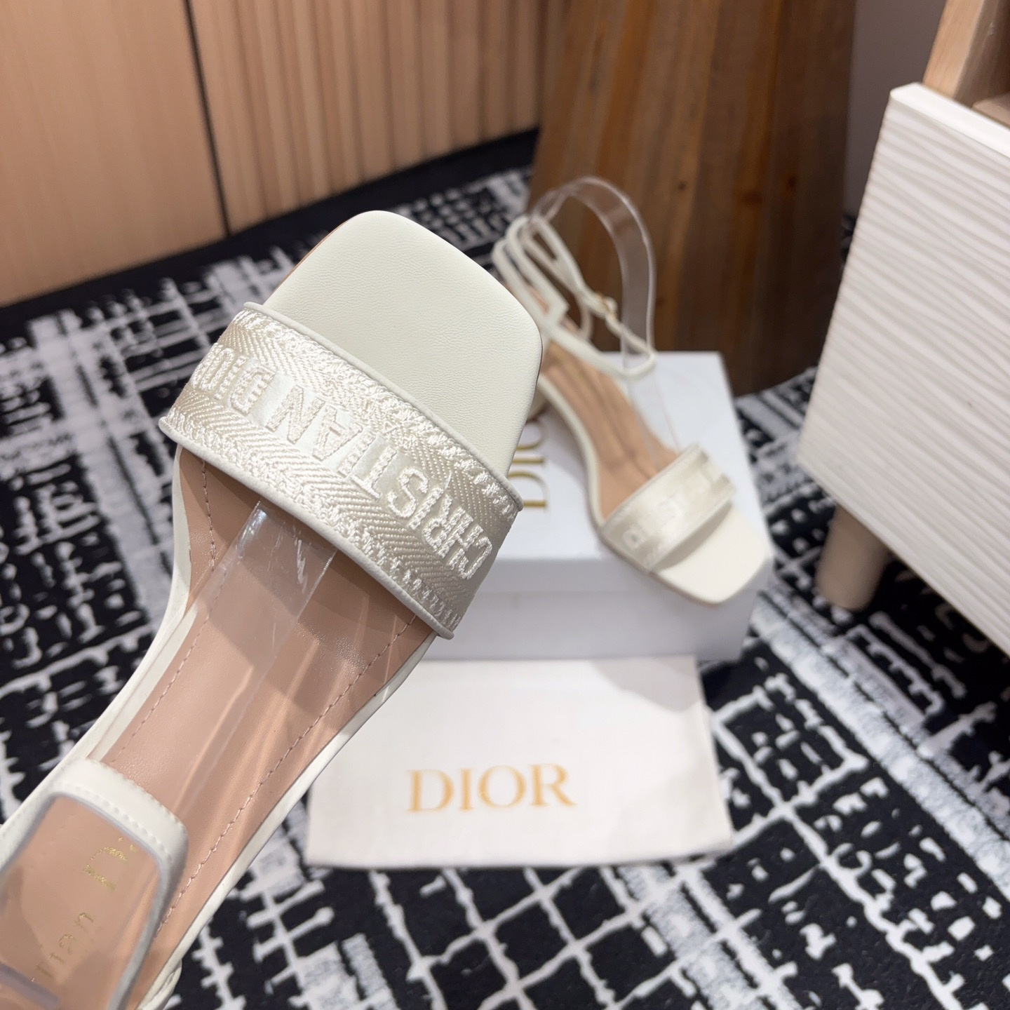高仿Dior*Dway系列KCQ853一字高跟刺繡涼鞋金色免檢版