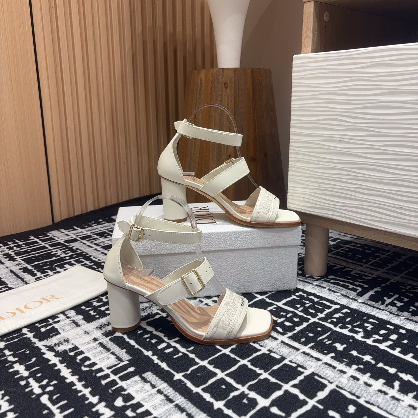 高仿Dior*Dway3系列KDO182高跟刺繡涼鞋白色免檢版