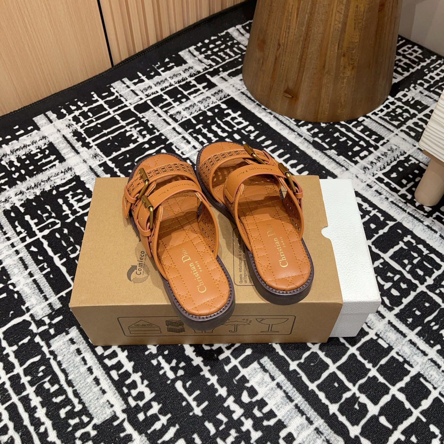 高仿Dior*D-Avenue系列KCO197圓頭塔扣一字拖鞋棕色免檢版