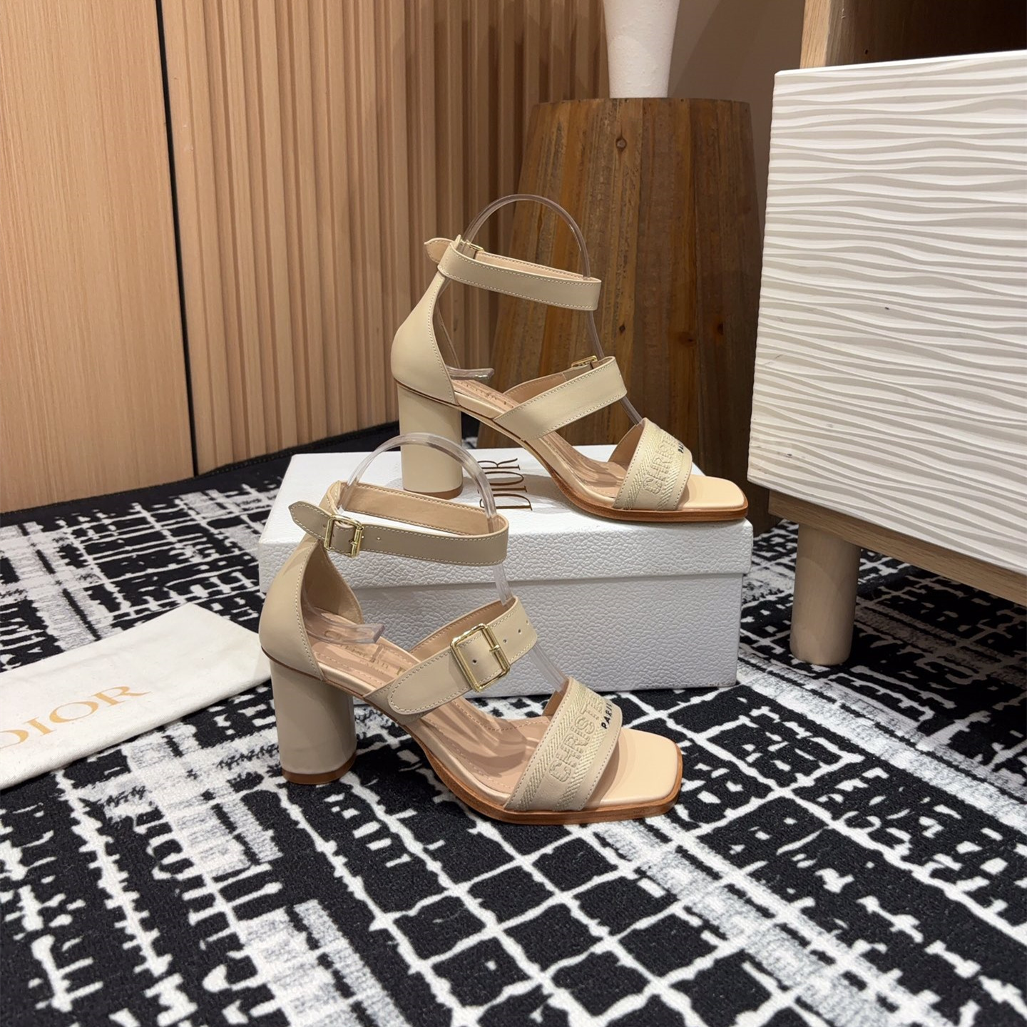 高仿Dior*Dway3系列KDO183高跟刺繡涼鞋膚色免檢版