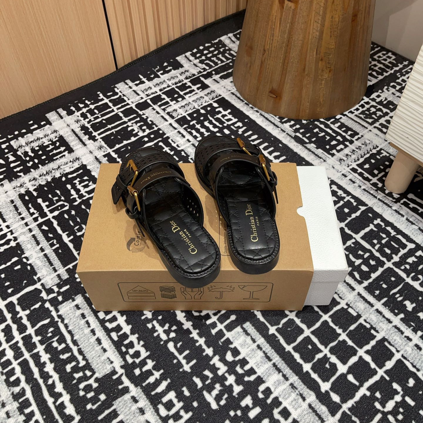 高仿Dior*D-Avenue系列KCO195圓頭塔扣一字拖鞋黑色免檢版