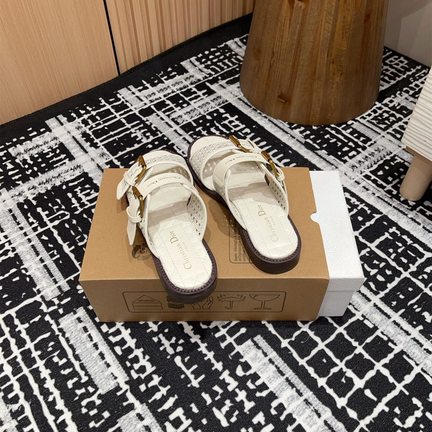 高仿Dior*D-Avenue系列KCO196圓頭塔扣一字拖鞋白色免檢版