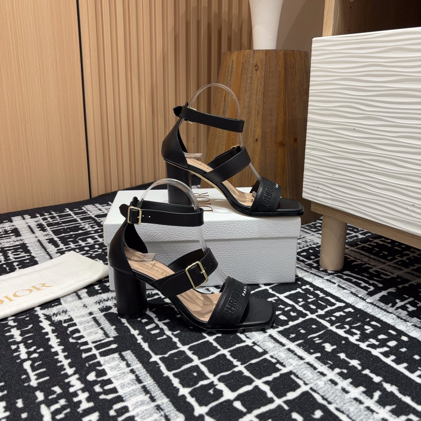 高仿Dior*Dway3系列KDO191高跟刺繡涼鞋黑色免檢版