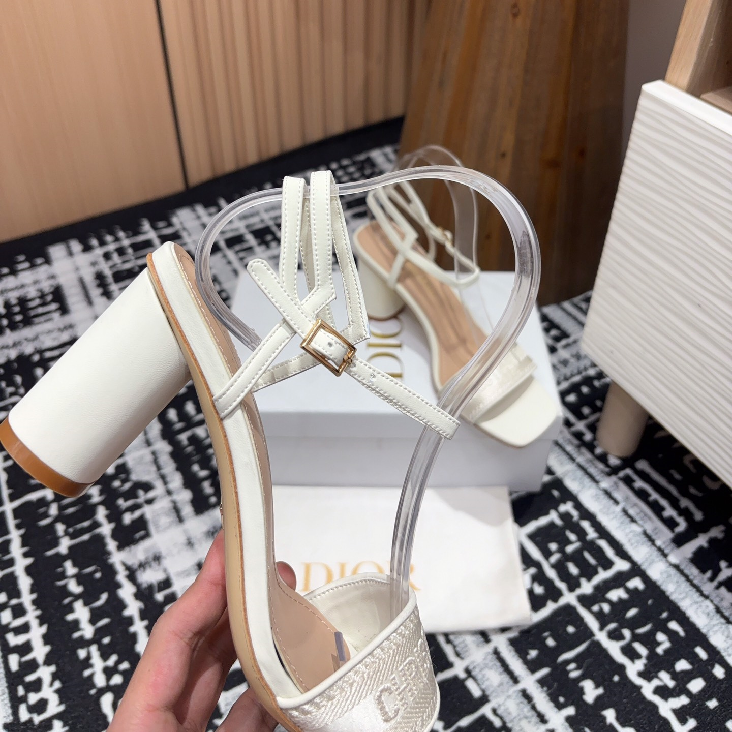 高仿Dior*Dway系列KCQ853一字高跟刺繡涼鞋金色免檢版