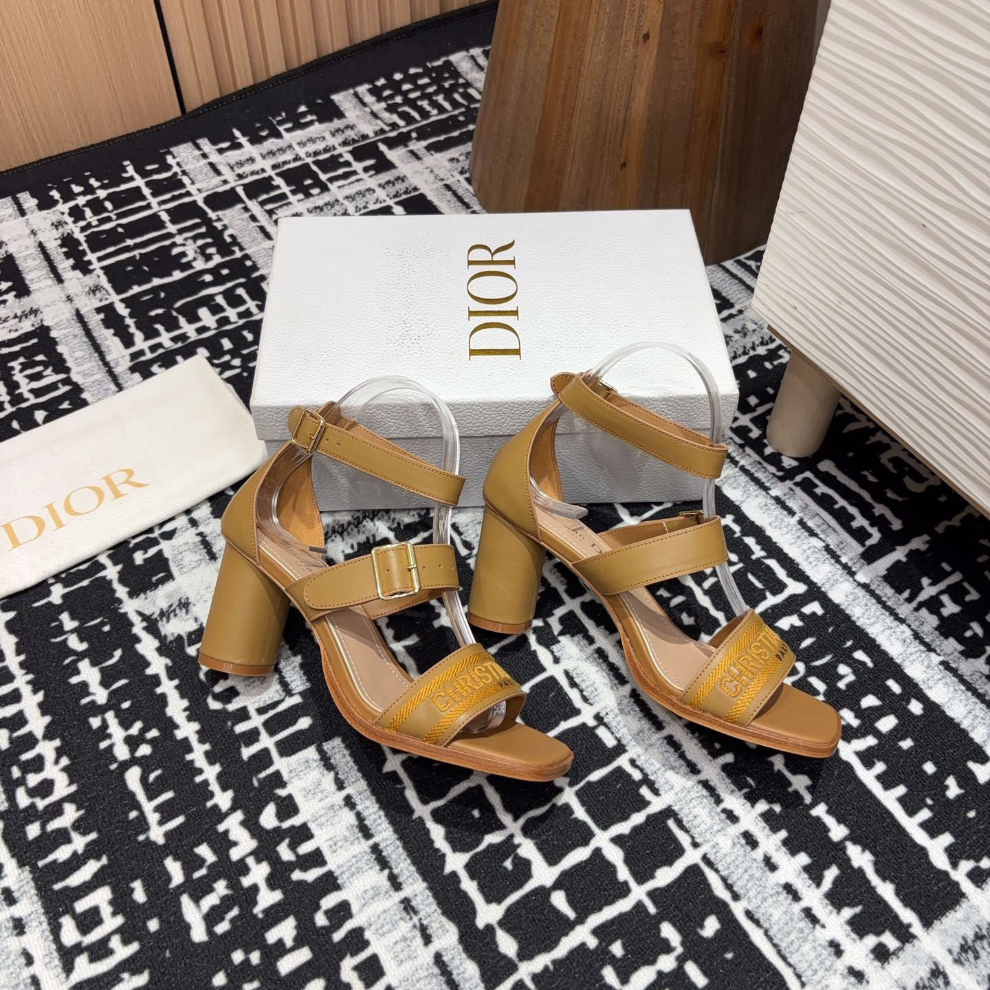 高仿Dior*Dway3系列KDO184高跟刺繡涼鞋棕色免檢版