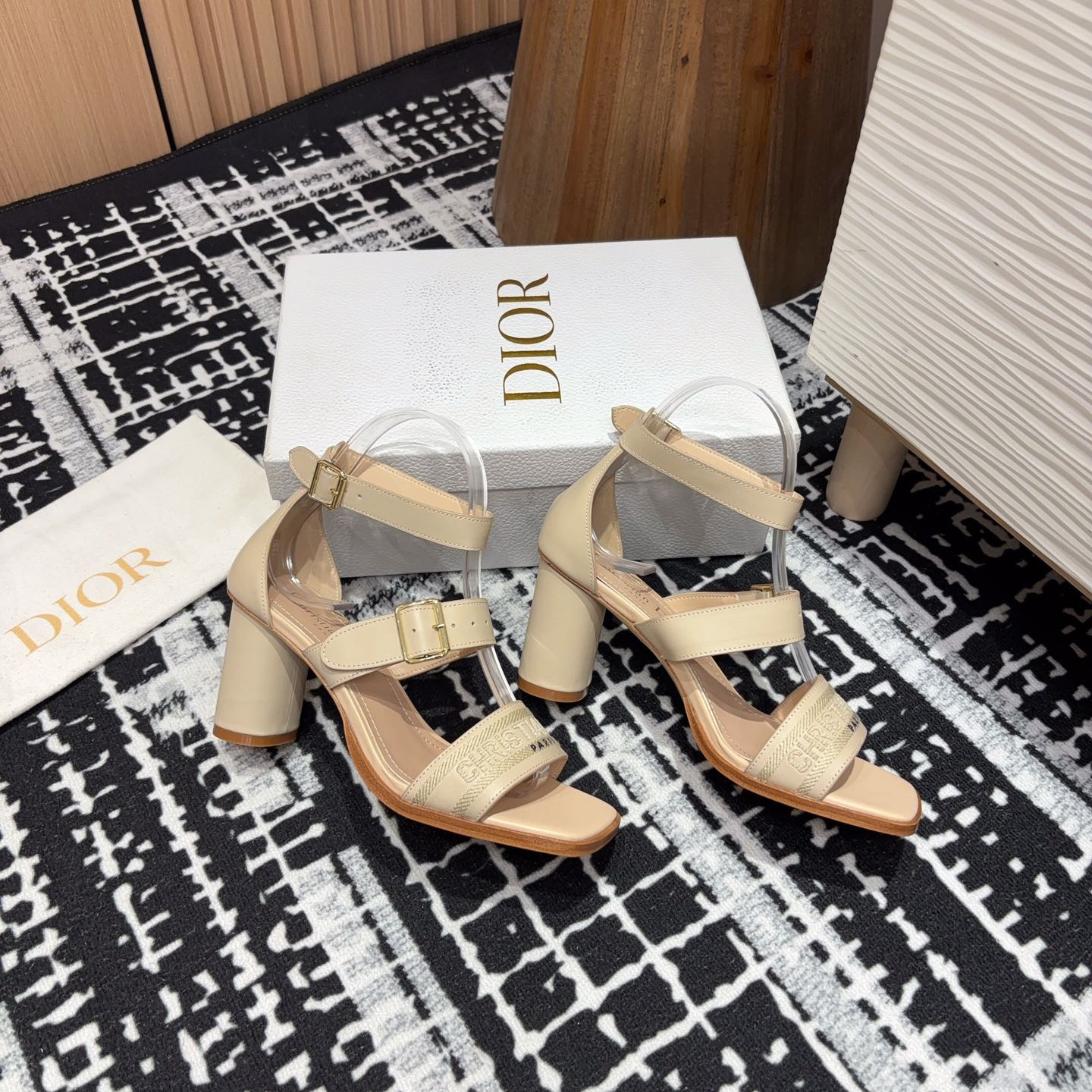 高仿Dior*Dway3系列KDO183高跟刺繡涼鞋膚色免檢版