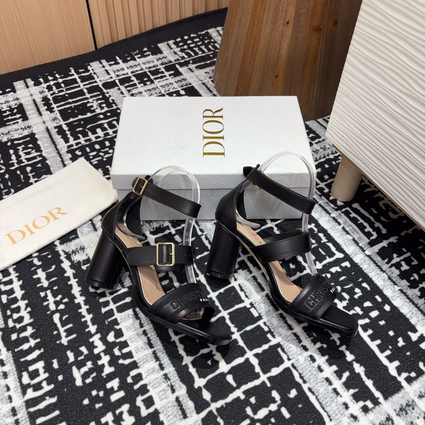 高仿Dior*Dway3系列KDO191高跟刺繡涼鞋黑色免檢版