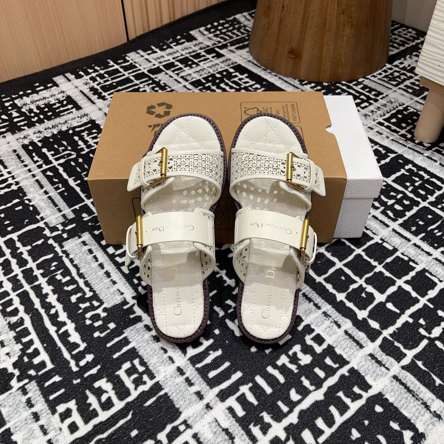 高仿Dior*D-Avenue系列KCO196圓頭塔扣一字拖鞋白色免檢版
