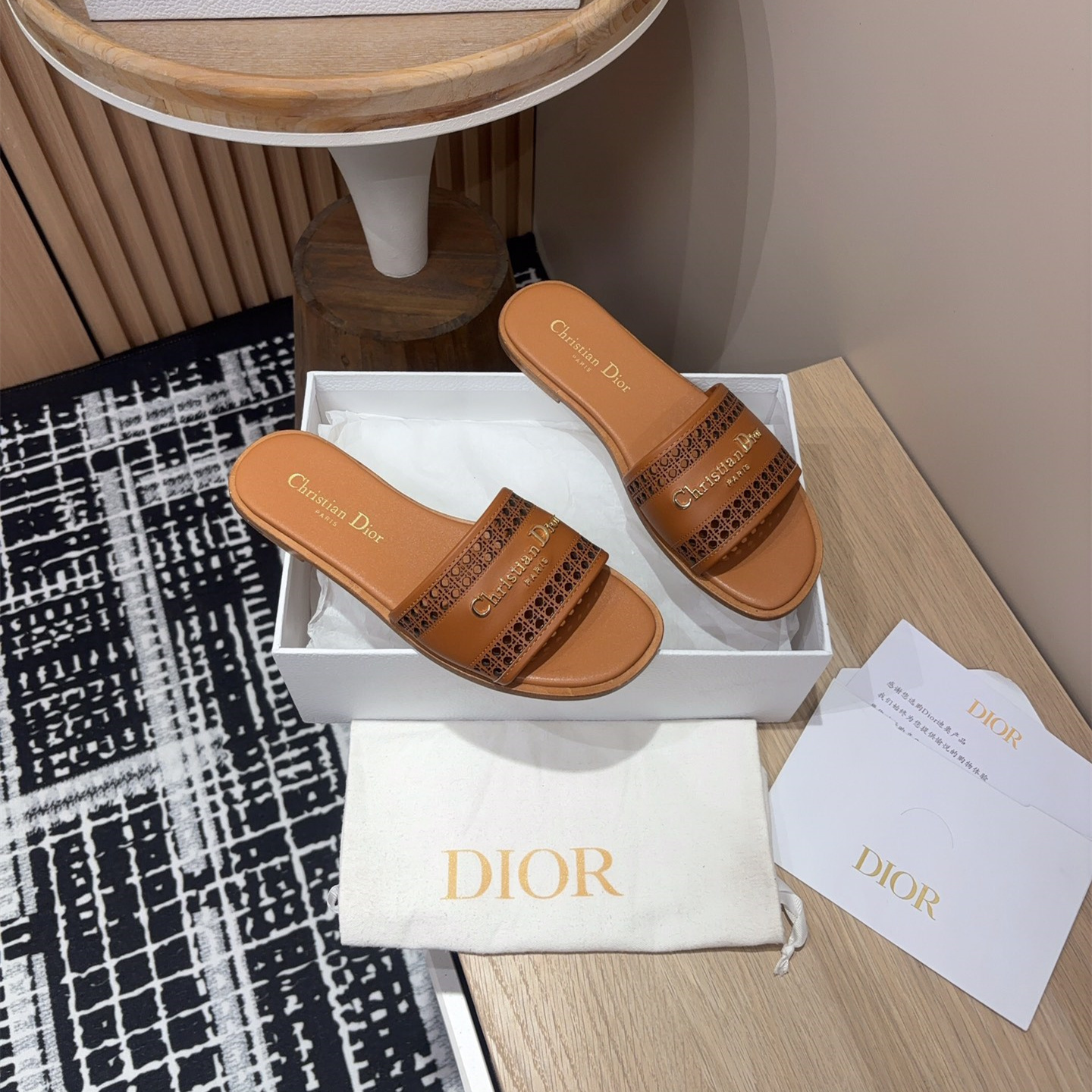 高仿Dior*D-Lane系列KCO157圓頭套腳一字拖鞋棕色免檢版