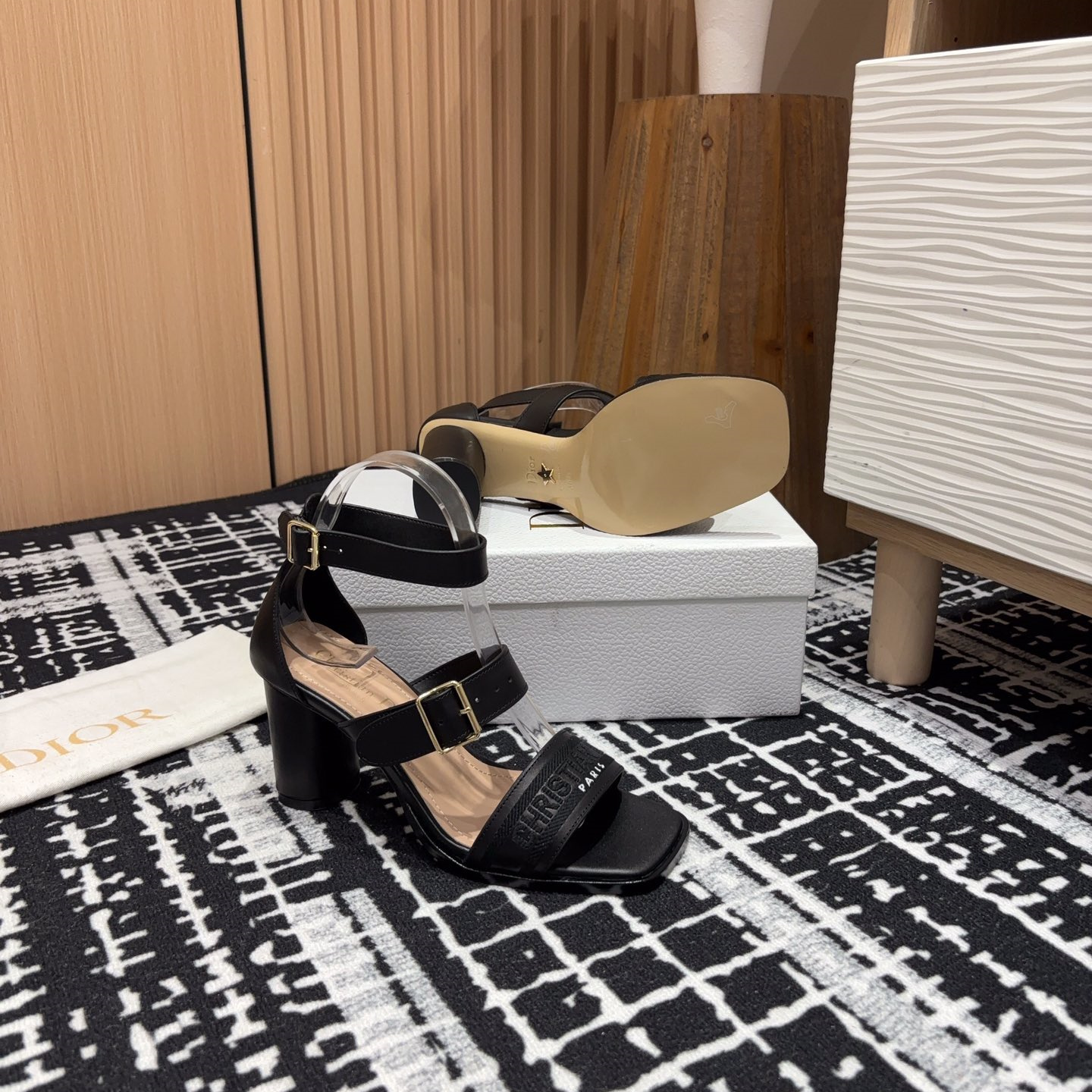 高仿Dior*Dway3系列KDO191高跟刺繡涼鞋黑色免檢版