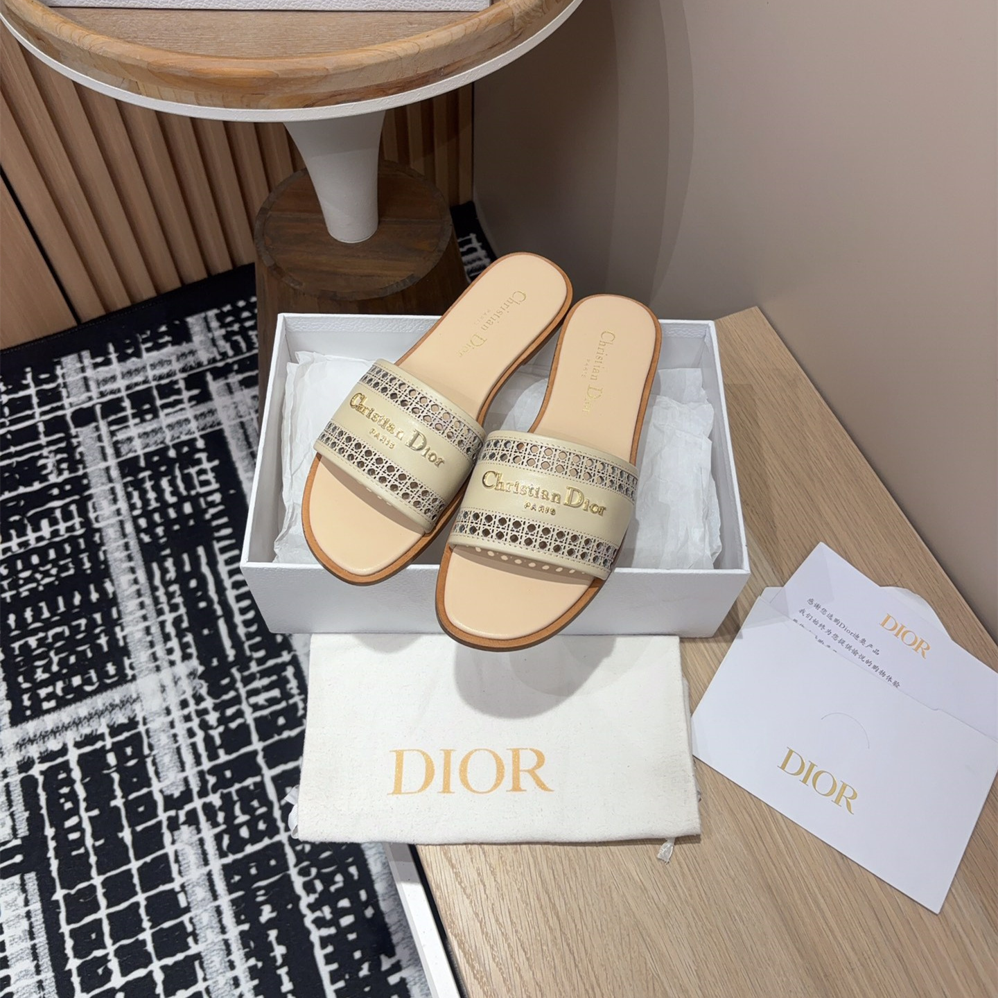 高仿Dior*D-Lane系列KCO156圓頭套腳一字拖鞋米色免檢版