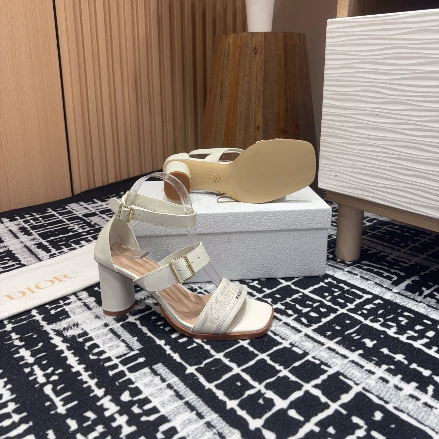 高仿Dior*Dway3系列KDO182高跟刺繡涼鞋白色免檢版