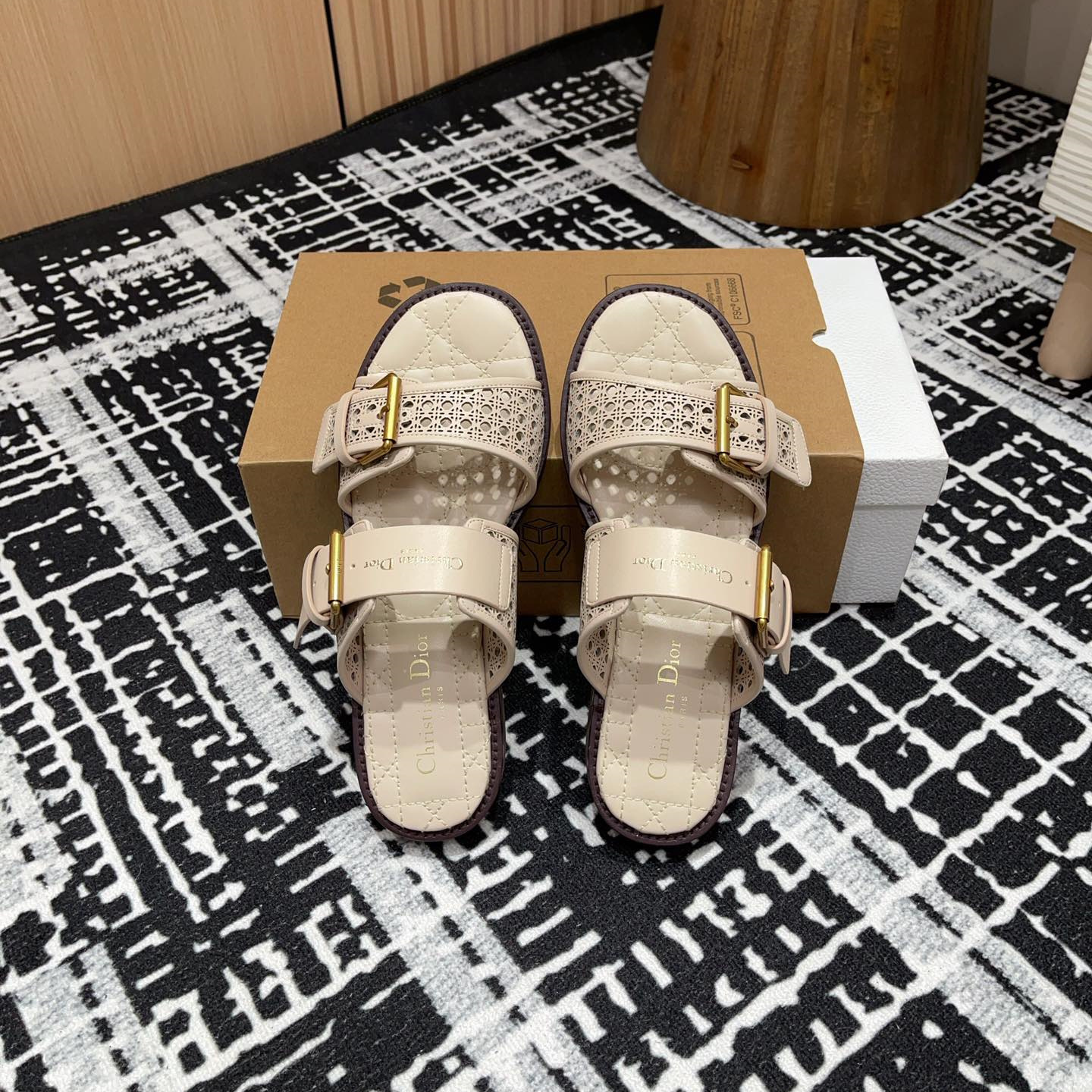 高仿Dior*D-Avenue系列KCO198圓頭塔扣一字拖鞋米色免檢版