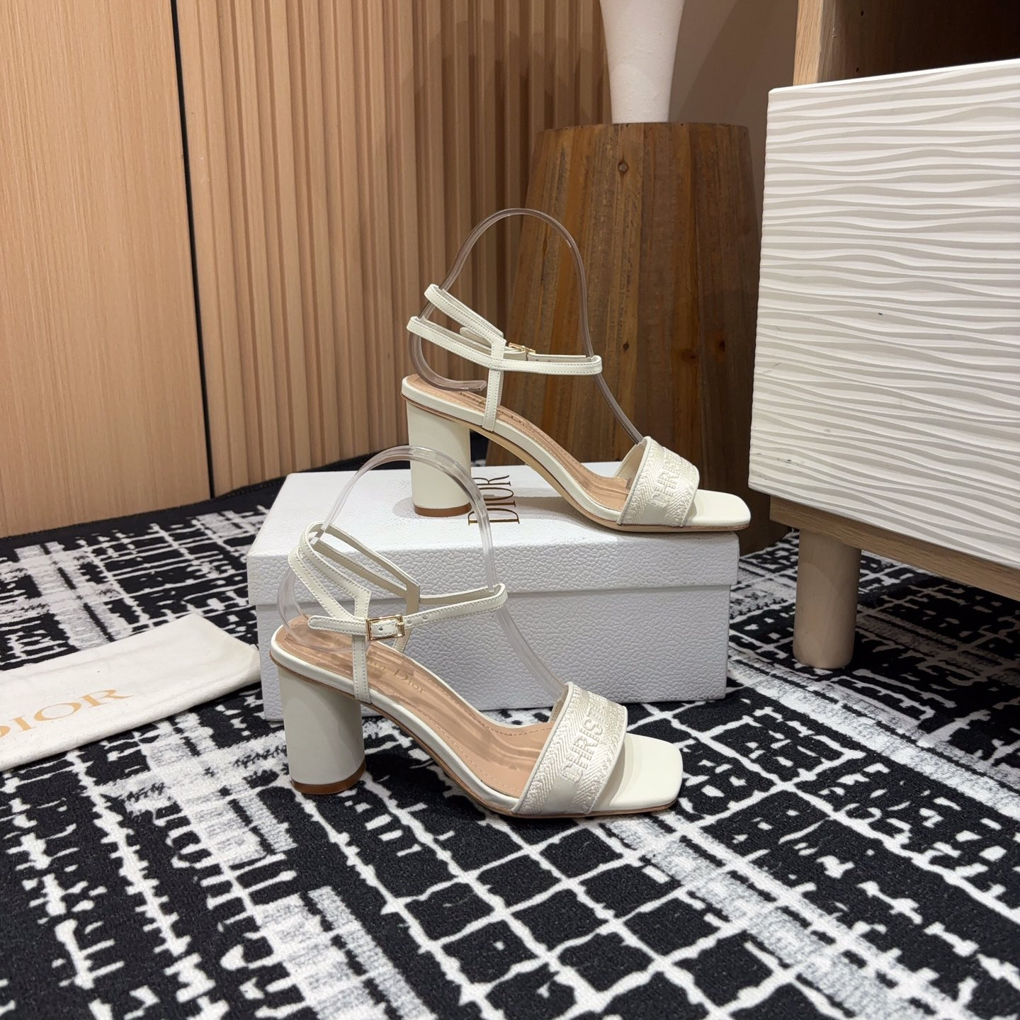 高仿Dior*Dway系列KCQ853一字高跟刺繡涼鞋金色免檢版