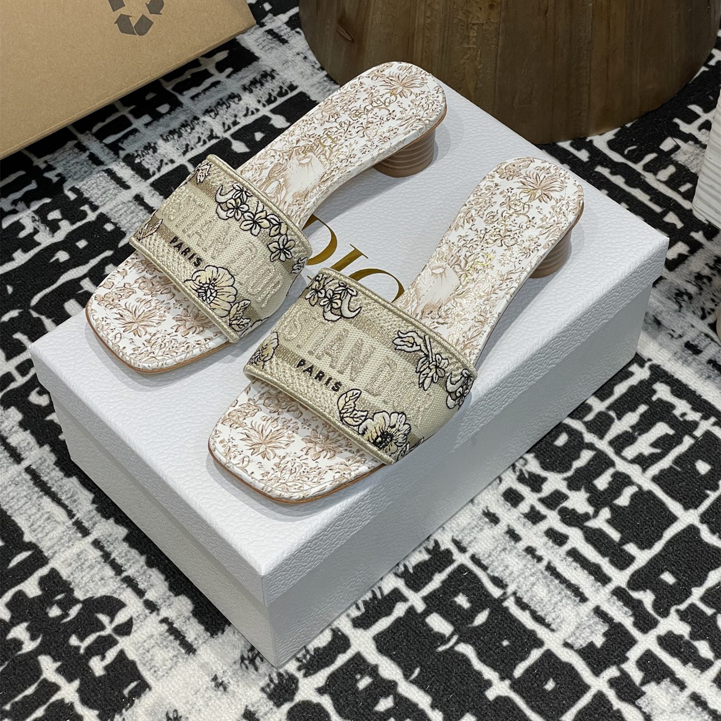 高仿Dior*Dway系列KCO221圓頭套腳拖鞋短踭金色印花免檢版