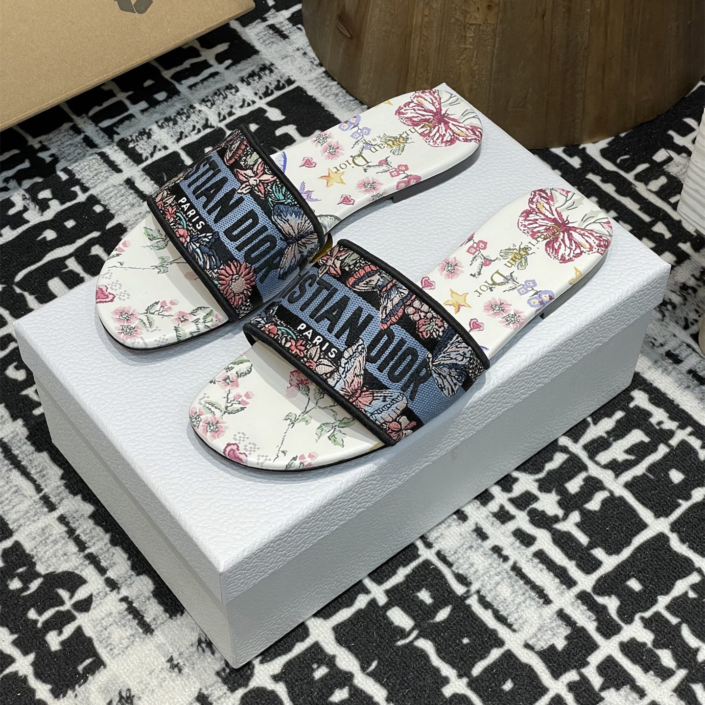 高仿Dior*Dway系列KCO212圓頭套腳拖鞋平底白色彩花免檢版