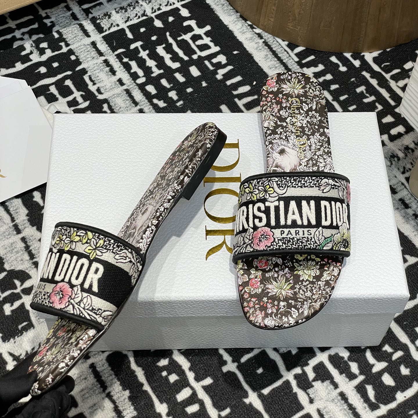 高仿Dior*Dway系列KCO213圓頭套腳拖鞋平底黑色彩花免檢版