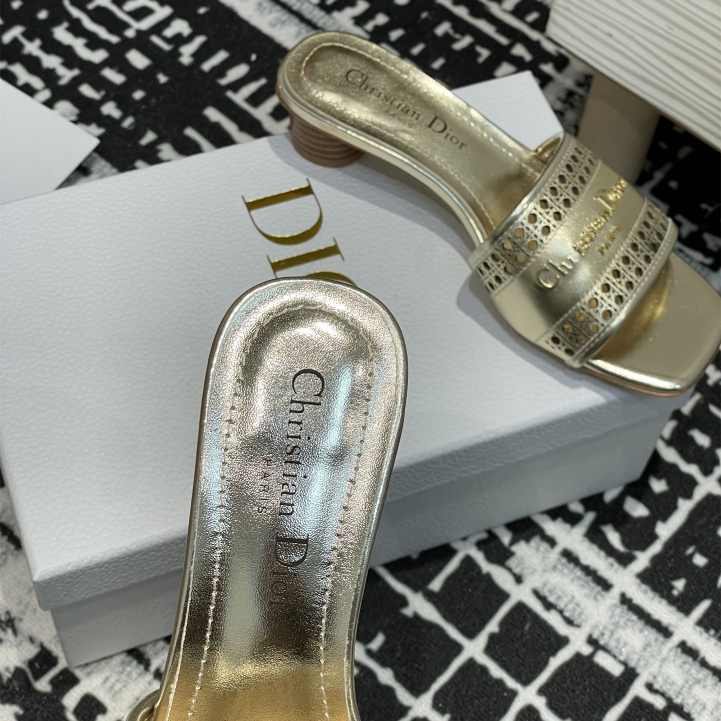 高仿Dior*D-Lane系列KCO203圓頭套腳拖鞋短踭漆金色免檢版