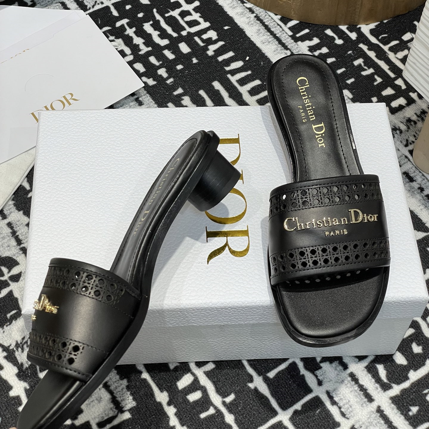 高仿Dior*D-Lane系列KCO206圓頭套腳拖鞋短踭黑色免檢版