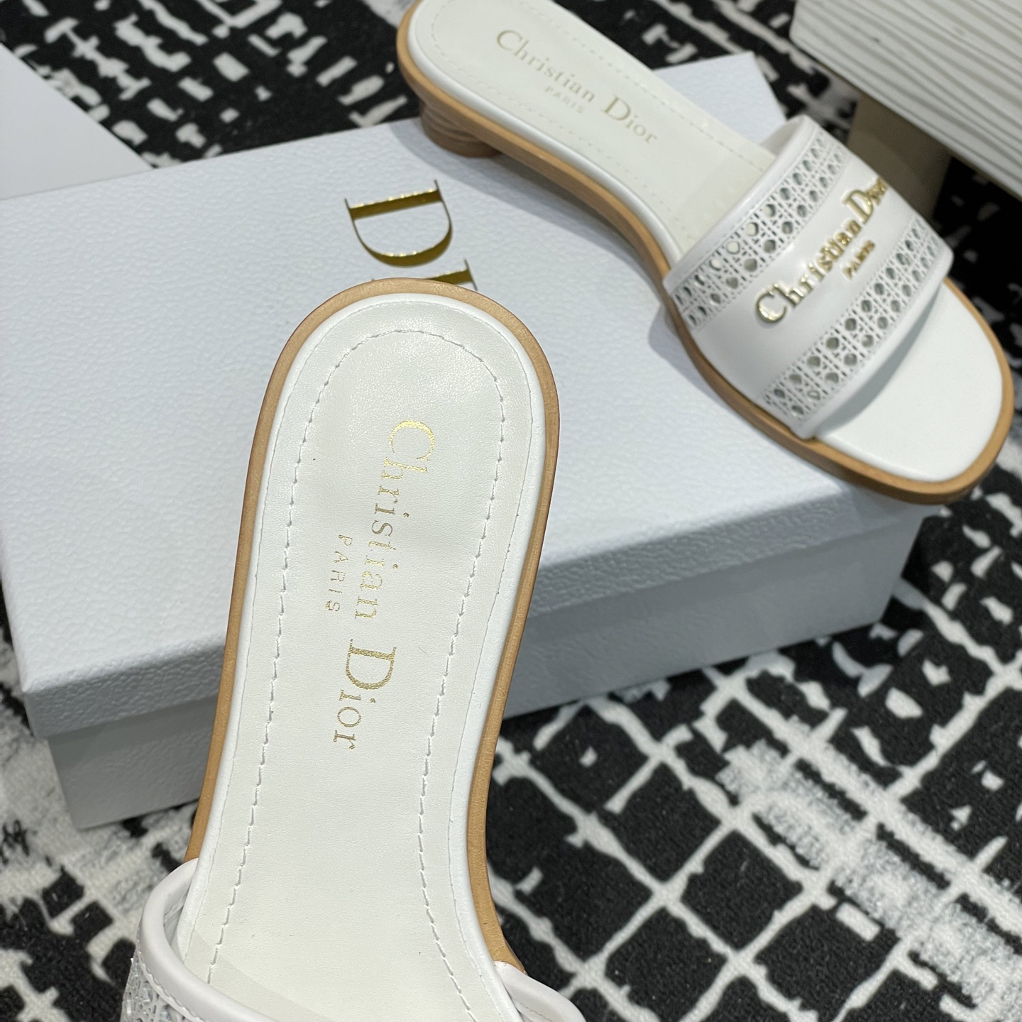 高仿Dior*D-Lane系列KCO207圓頭套腳拖鞋短踭白色免檢版