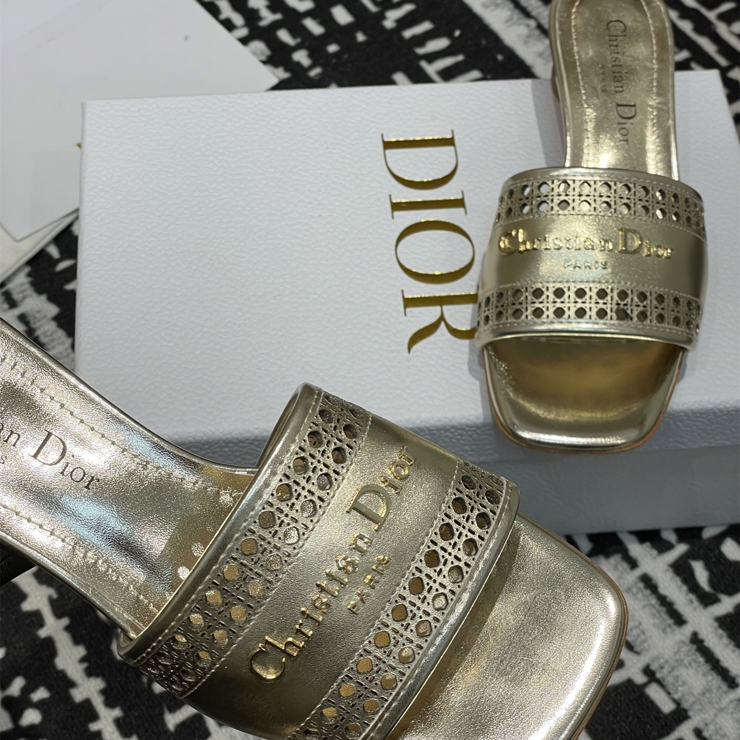 高仿Dior*D-Lane系列KCO203圓頭套腳拖鞋短踭漆金色免檢版