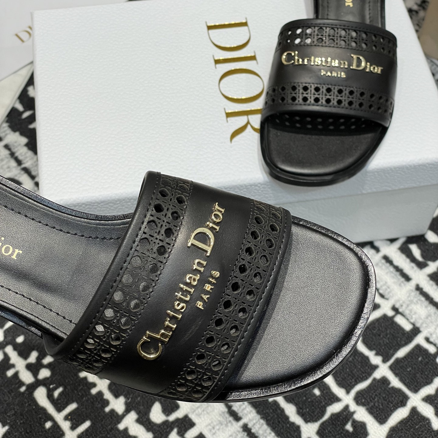 高仿Dior*D-Lane系列KCO206圓頭套腳拖鞋短踭黑色免檢版