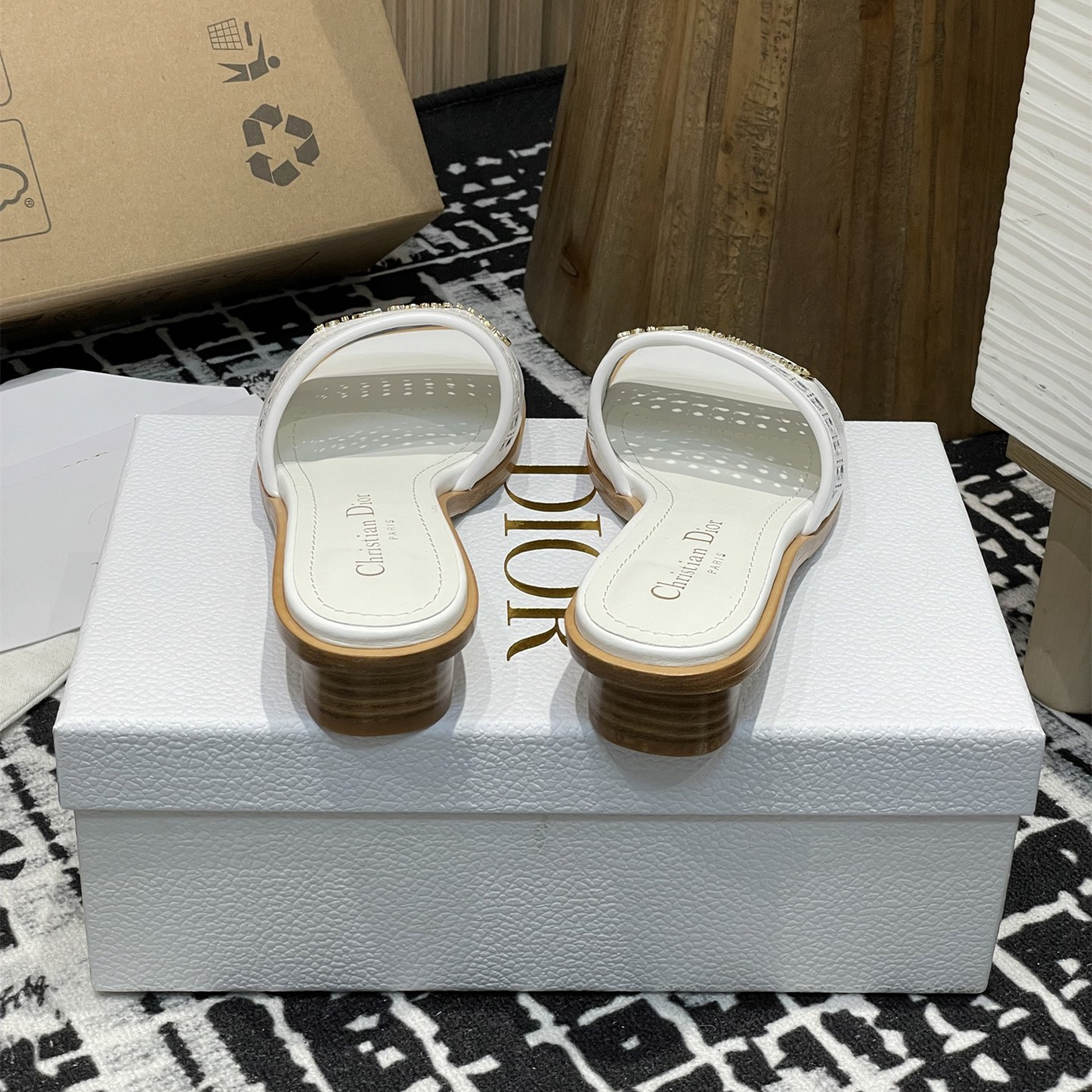 高仿Dior*D-Lane系列KCO207圓頭套腳拖鞋短踭白色免檢版