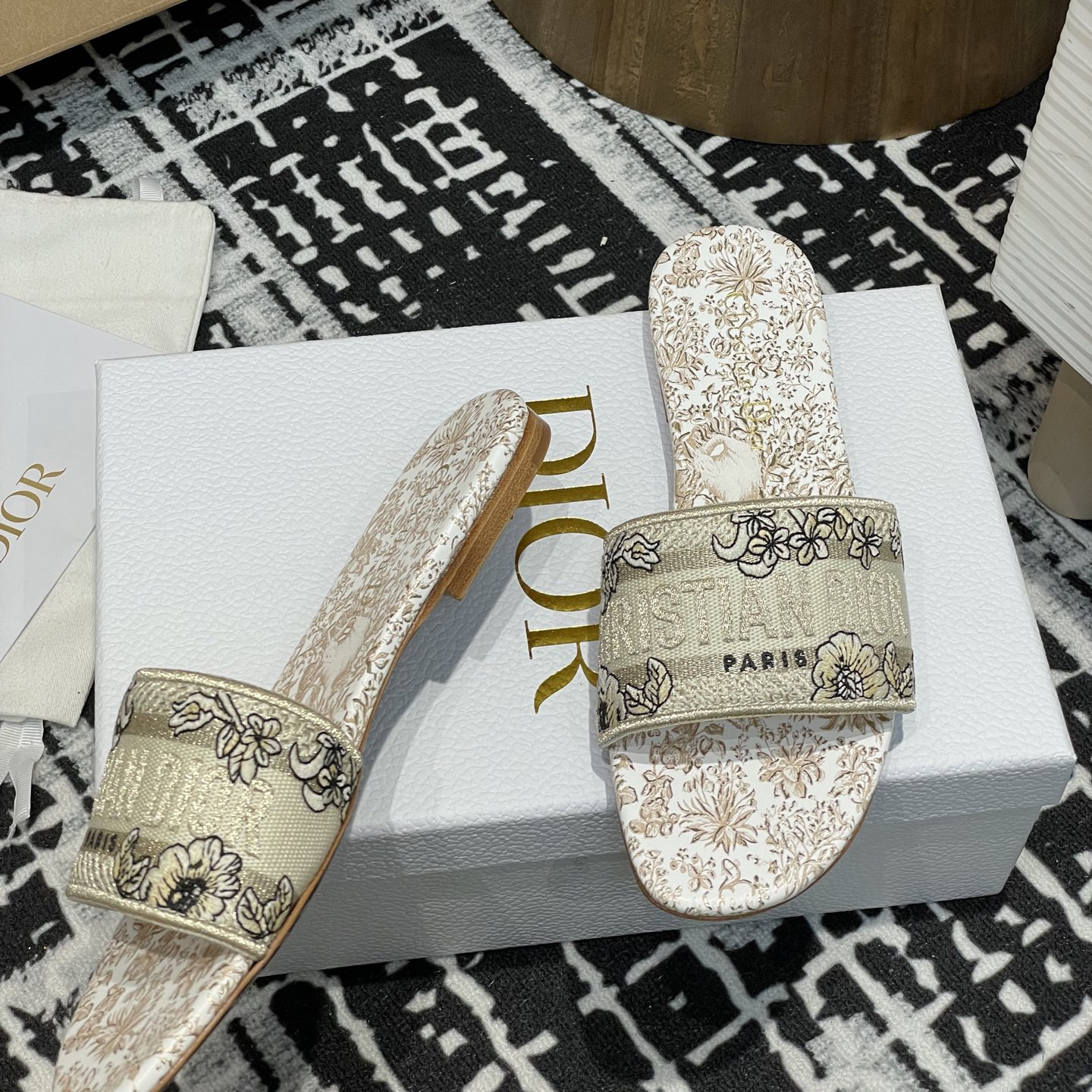 高仿Dior*Dway系列KCO211圓頭套腳拖鞋平底金色印花免檢版