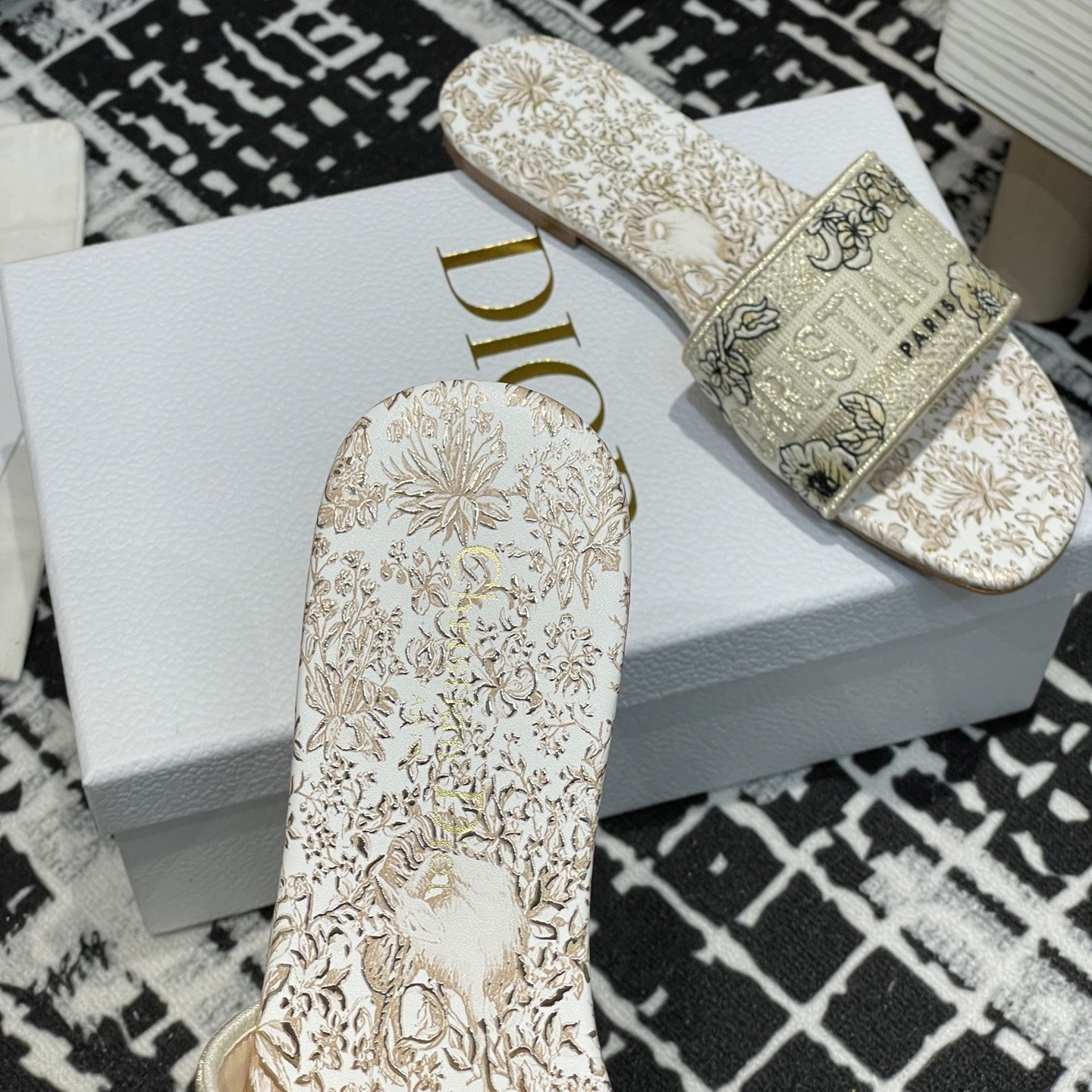 高仿Dior*Dway系列KCO211圓頭套腳拖鞋平底金色印花免檢版