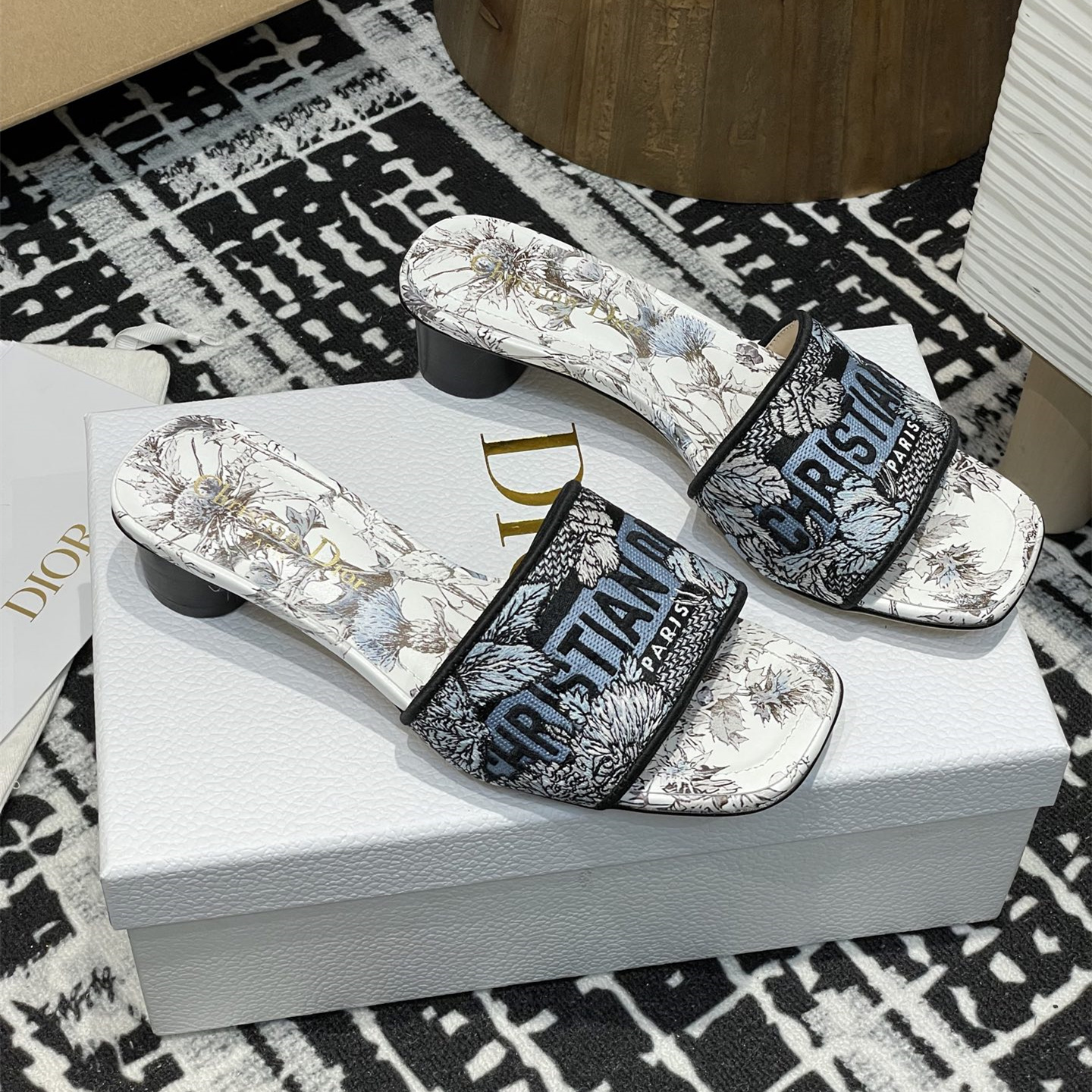 高仿Dior*Dway系列KCO224圓頭套腳拖鞋短踭藍色彩花免檢版