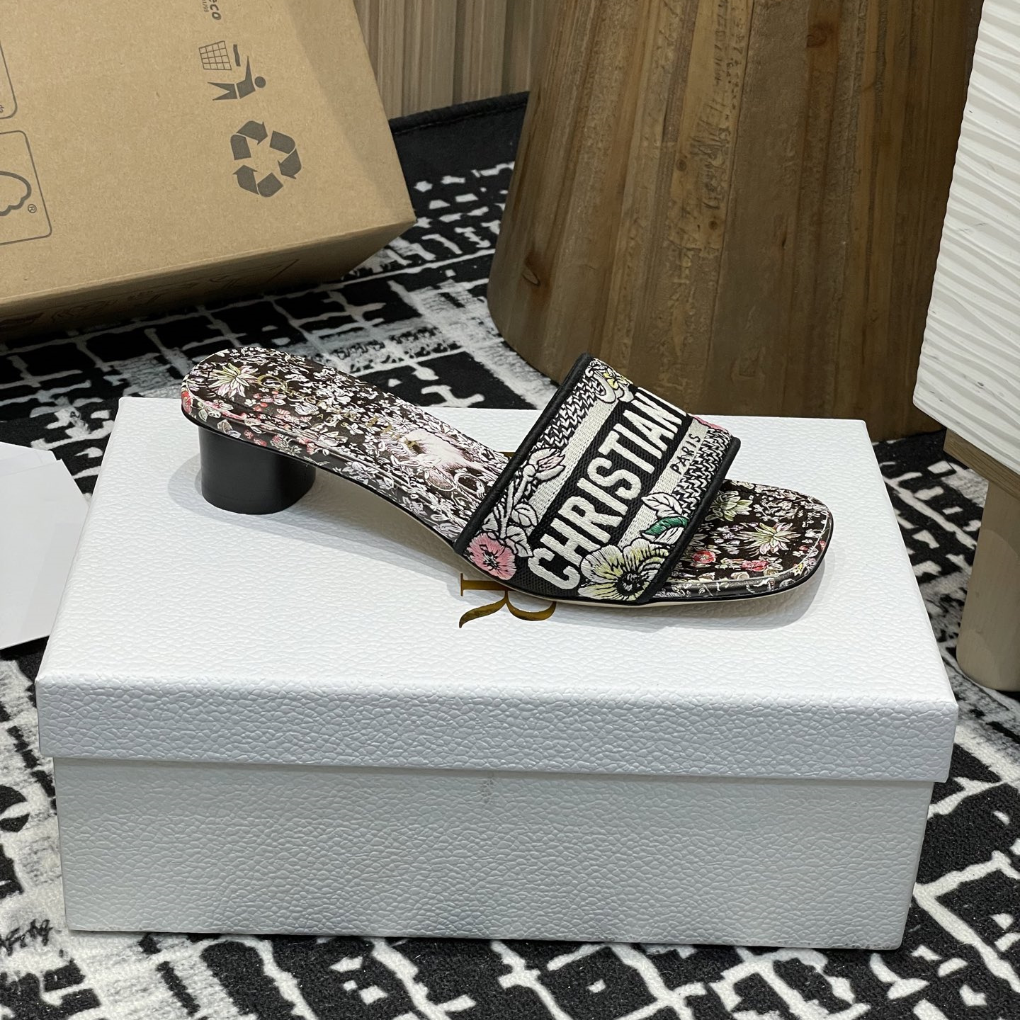 高仿Dior*Dway系列KCO223圓頭套腳拖鞋短踭黑色彩花免檢版