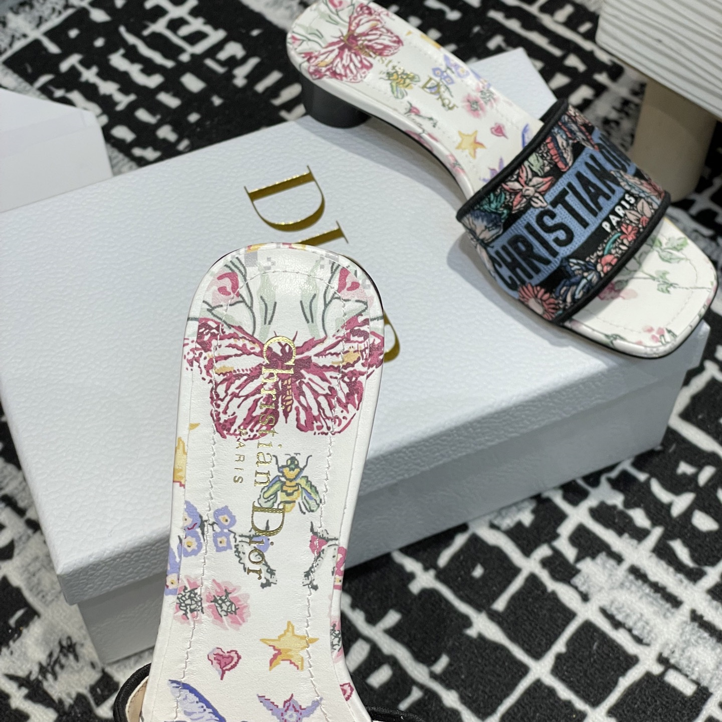 高仿Dior*Dway系列KCO222圓頭套腳拖鞋短踭白色彩花免檢版