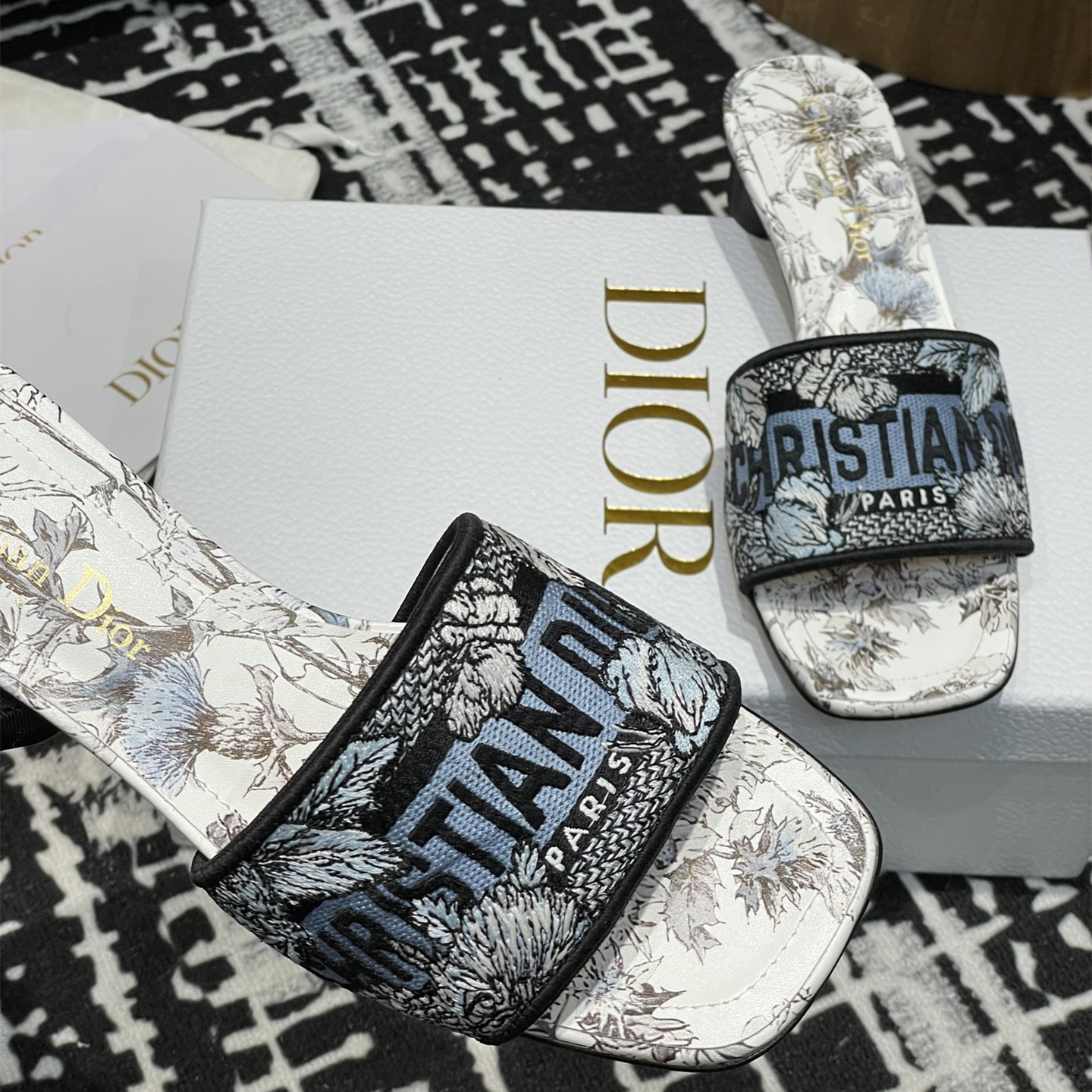 高仿Dior*Dway系列KCO224圓頭套腳拖鞋短踭藍色彩花免檢版