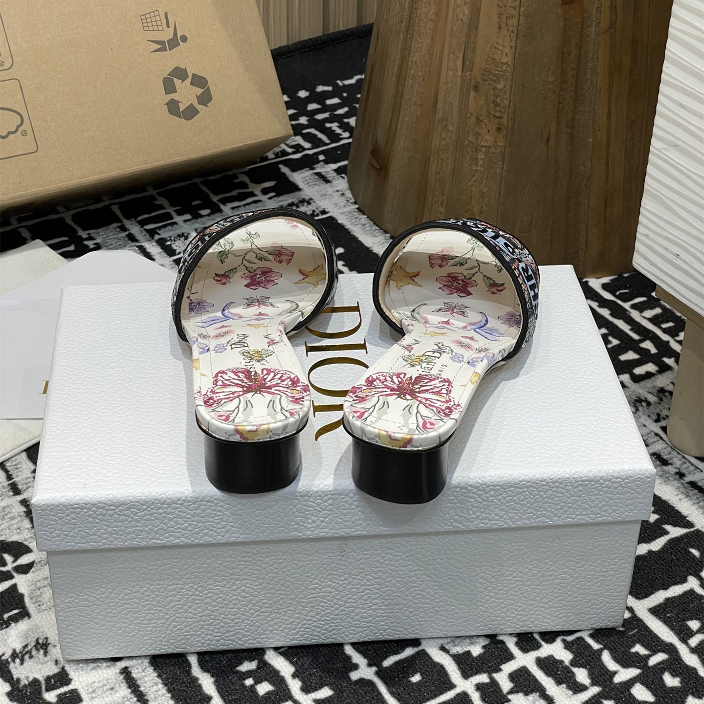 高仿Dior*Dway系列KCO222圓頭套腳拖鞋短踭白色彩花免檢版