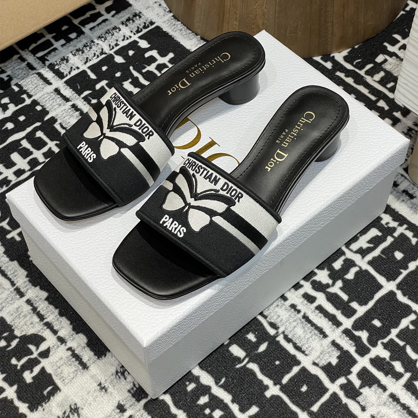 高仿Dior*Evolution系列KCQ234套腳一體短跟拖鞋蝴蝶刺繡免檢版