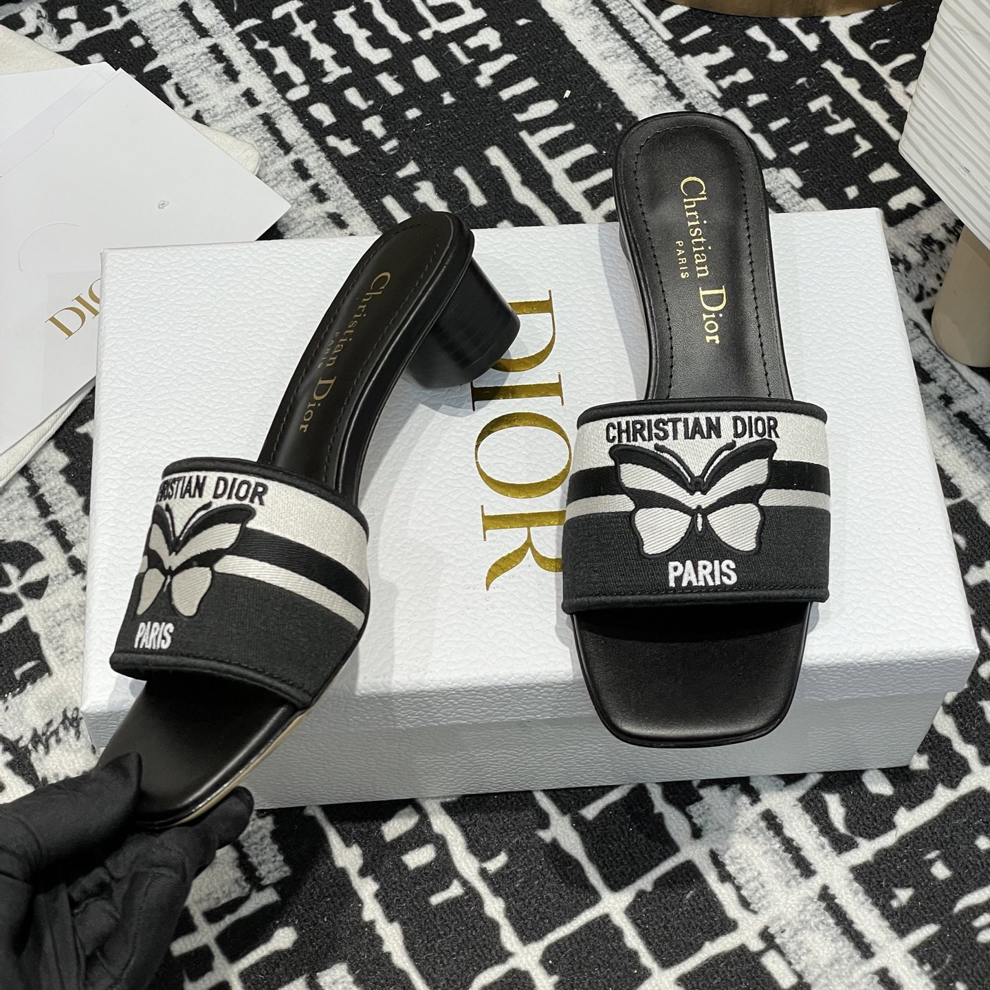 高仿Dior*Evolution系列KCQ234套腳一體短跟拖鞋蝴蝶刺繡免檢版