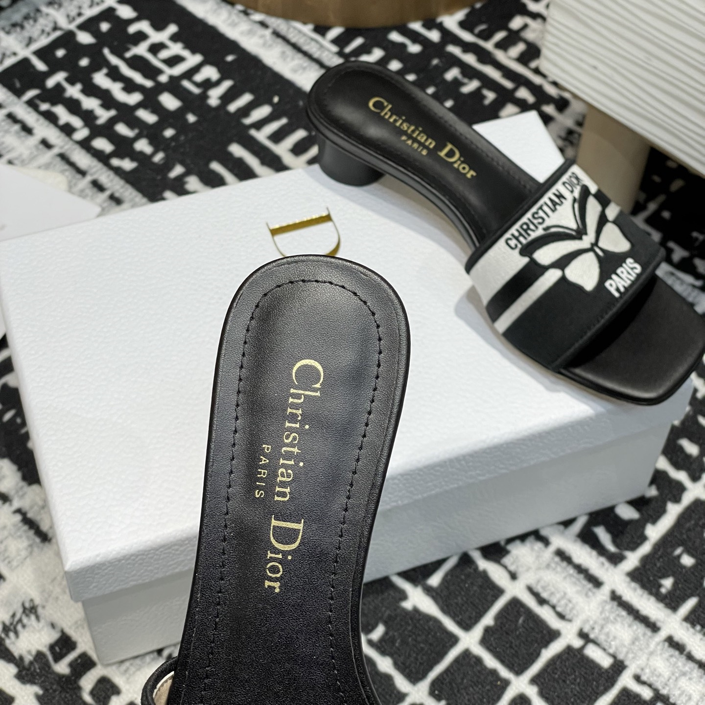 高仿Dior*Evolution系列KCQ234套腳一體短跟拖鞋蝴蝶刺繡免檢版