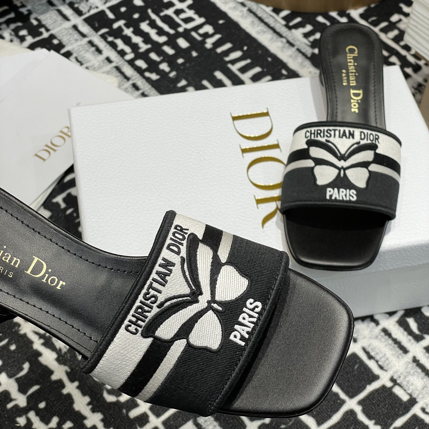 高仿Dior*Evolution系列KCQ234套腳一體短跟拖鞋蝴蝶刺繡免檢版